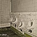 Urinale im fensterlosen Keller